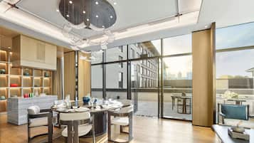 2 restaurants, breakfast served