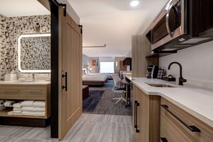 Tallelokero huoneessa, työpöytä