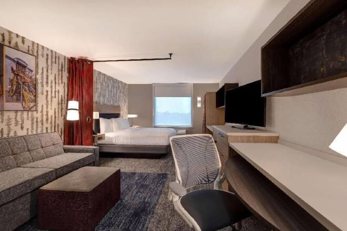 Brankas, meja kerja, ruang kerja ramah laptop, dan tirai kedap cahaya