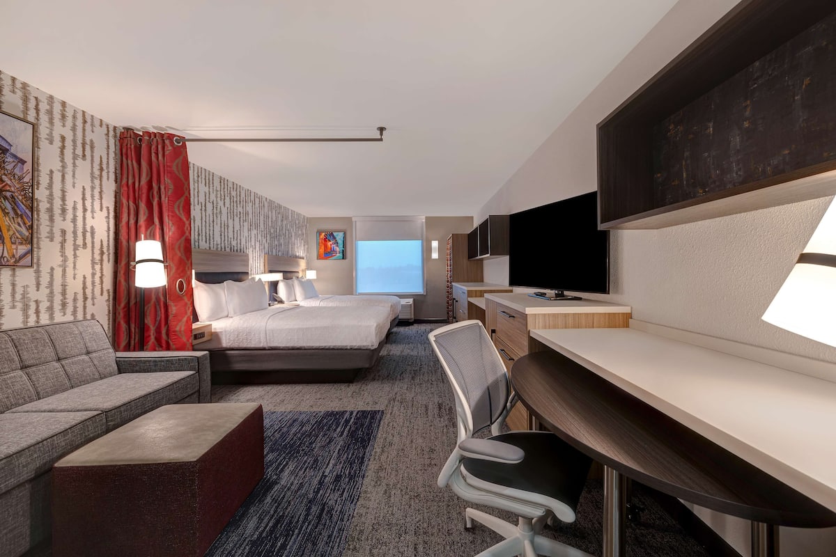 in-room safe, desk, laptop workspace, blackout curtains