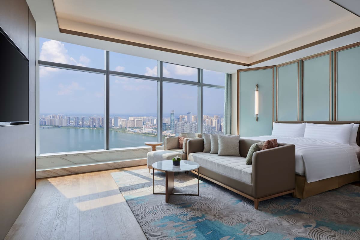 Premier Suite, 1 King Bed | Living area