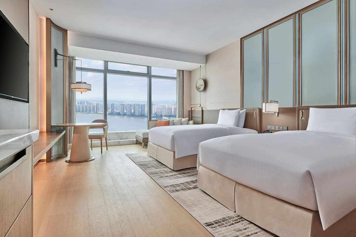 1 bedroom, premium bedding, down duvets, minibar