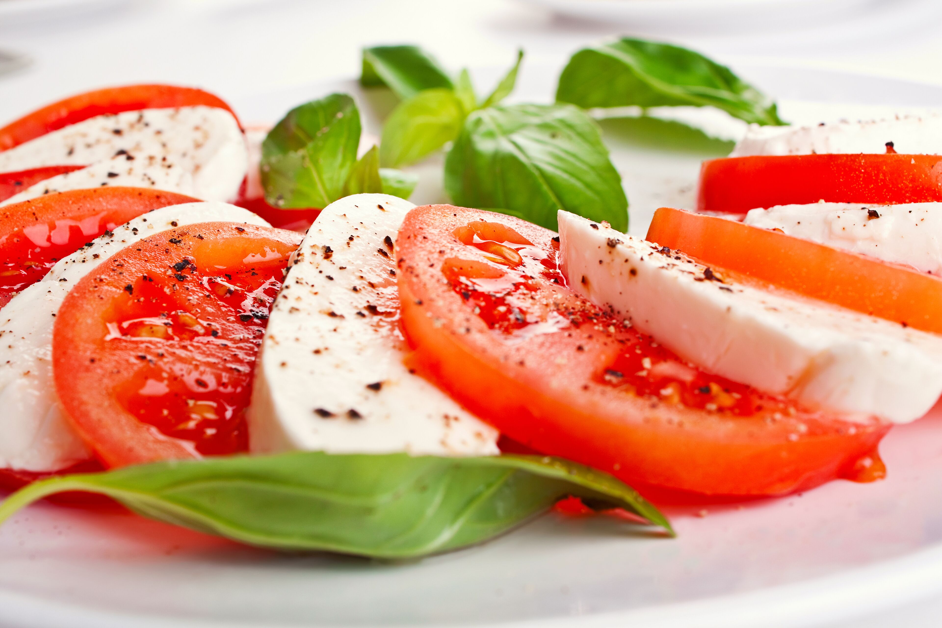 Ensalada Caprese con tomates, mozzarella y albahaca.