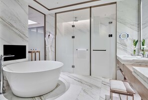 Phòng Suite Premier, 1 giường cỡ king | Phòng tắm | Bồn tắm và buồng tắm vòi sen riêng, vòi sen phun mưa