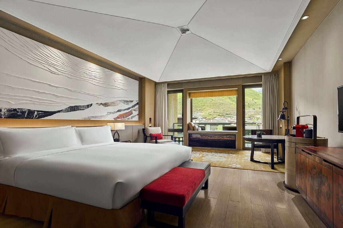 Down comforters, minibar, in-room safe, desk