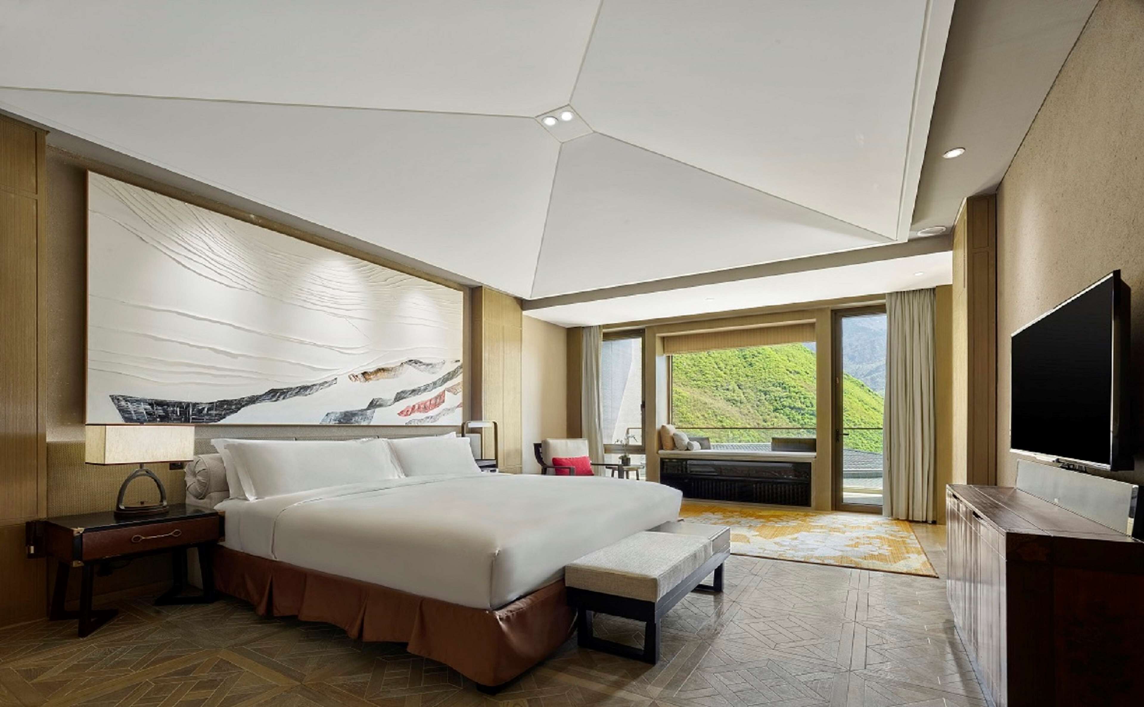 羽绒被、迷你吧、客房内保险箱、办公桌