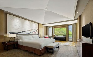 Duntäcken, minibar, värdeförvaringsskåp på rummet och skrivbord