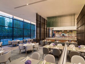 Daily buffet breakfast (CNY 68 per person)