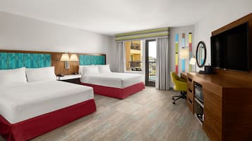 Rom, 2 queensize-senger, balkong (Refrigerator & Microwave) | Safe på rommet, skrivebord, blendingsgardiner og lydisolert