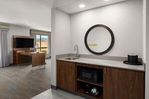 In-room safe, desk, blackout drapes, soundproofing - Hampton Inn by Hilton Carefree (Carefree)