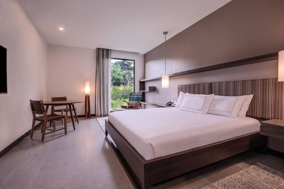 ห้องพัก, เตียงคิงไซส์ 1 เตียง (Mobility & Hearing, Roll-in Shower) | ตู้นิรภัยในห้องพัก, โต๊ะทำงาน, พื้นที่ทำงานแบบใช้แล็ปท็อป, ผ้าม่านกันแสง
