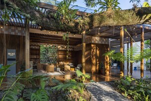 Se sirven desayunos y cenas, con vista al jardín 