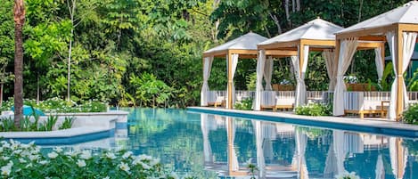 Una piscina al aire libre, cabañas de piscina (de pago), sombrillas