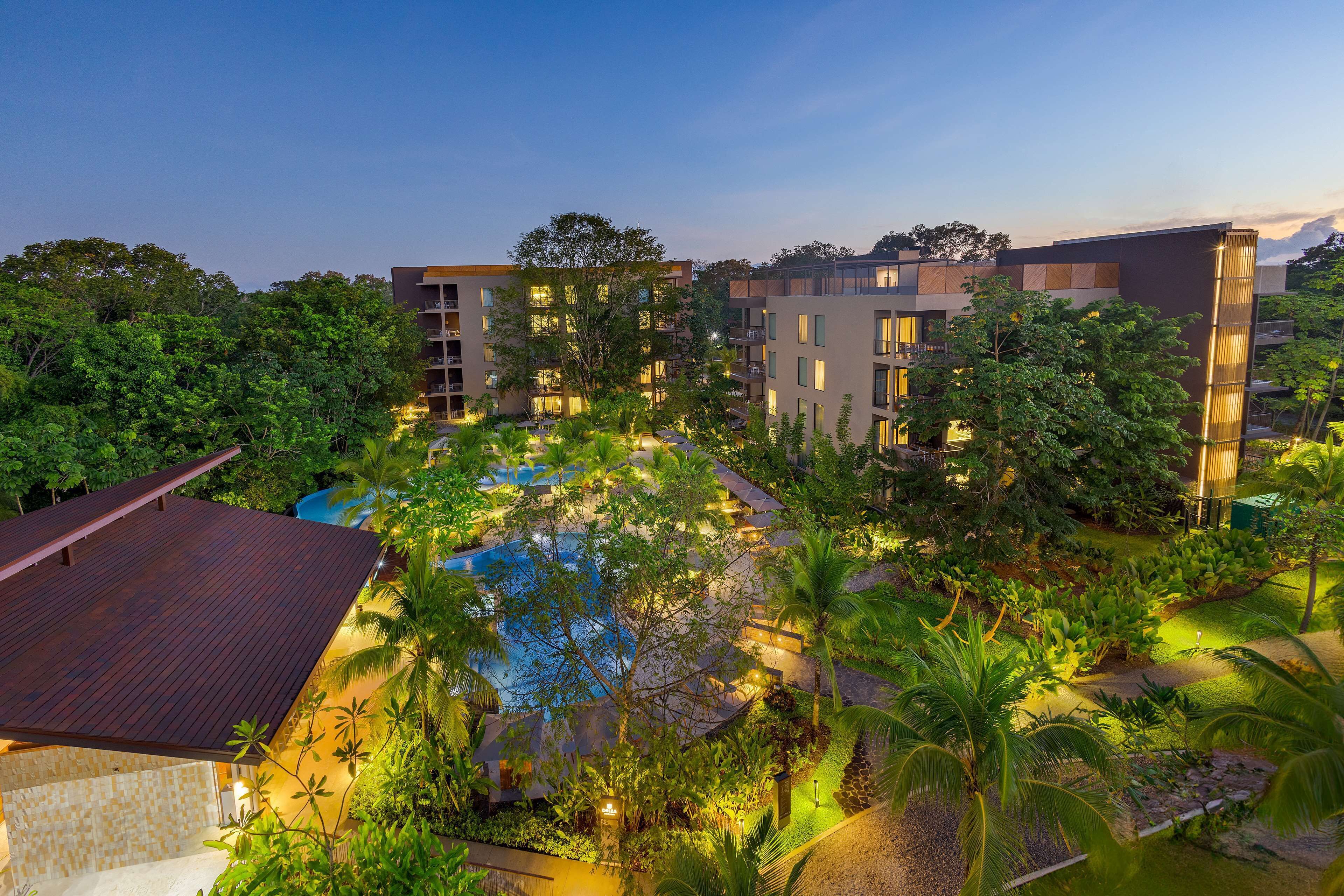 Alberca al aire libre y camas balinesas (con cargo) 