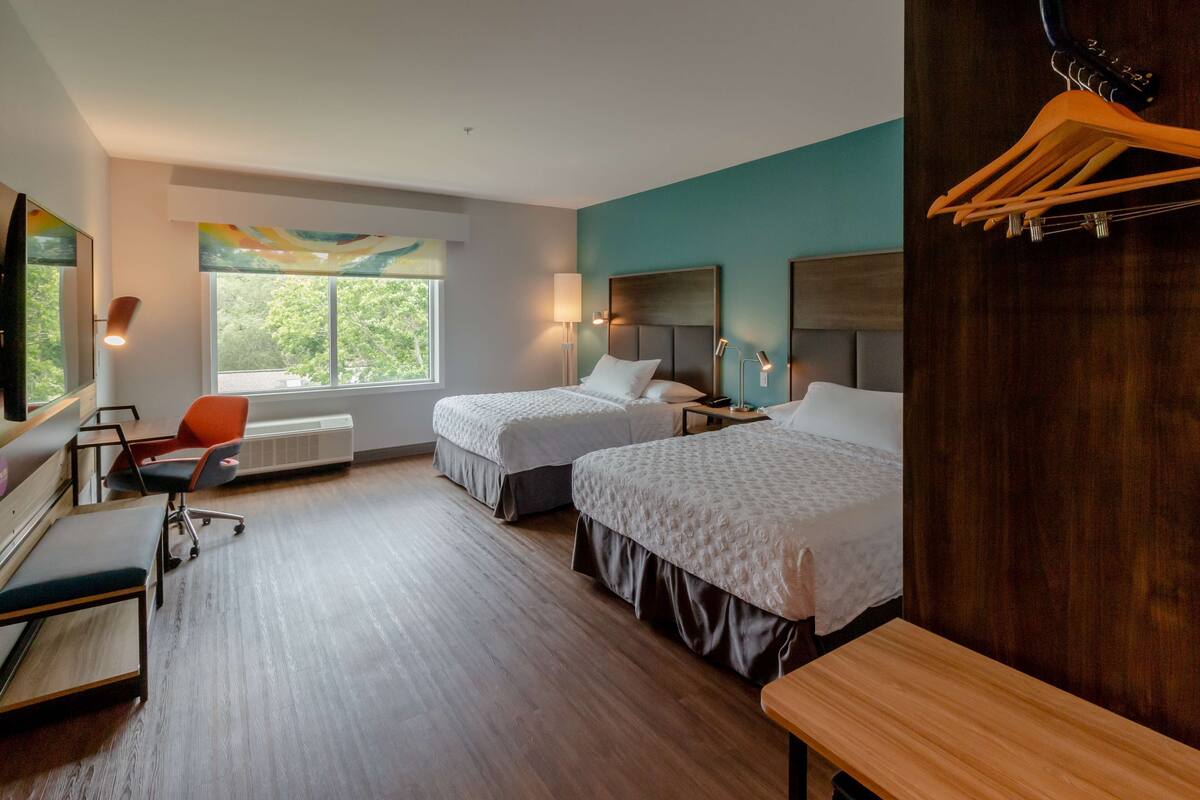 Room, 2 Katil Ratu (Queen), Accessible, Bathtub | Meja, ruang kerja komputer riba, langsir/tirai gelap terus 