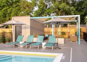 Una piscina al aire libre de temporada