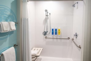 Zimmer, 1 King-Bett, barrierefrei (Mobility & Hearing, Roll-In Shower) | Dusche im Bad