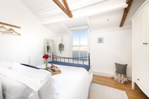 2 室のベッドルーム、デスク、アイロン / アイロン台、インターネット