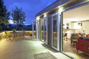 Outdoor dining - The Willows, Strawberryfield Park -  a lodge that sleeps 4 guests  in 2 bedrooms (Cheddar)