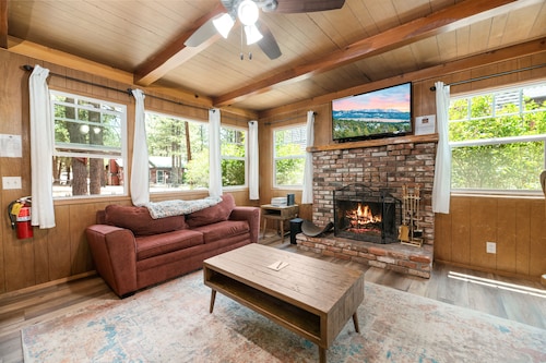 Finch Nest - Fireplace, Deck, Walk to Lake & Village