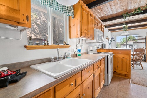 Lazy Bear Cabin - Fireplace, Smart TV, Fenced Yard, BBQ