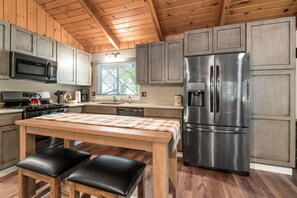 Fridge, microwave, oven, stovetop - Peaceful Pines Panorama - Game Room, Air Hockey, Ping Pong, Fireplace (Big Bear Lake)