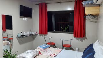 Quarto casal conforto | Ferros/tábuas de passar roupa, Wi-Fi de cortesia, roupa de cama