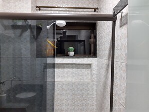 Comfort-Doppelzimmer | Badezimmer | Dusche, Haartrockner, Handtücher, Toilettenpapier