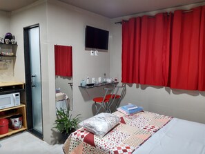 Chambre Confort double | Fer et planche à repasser, accès au Wi-Fi (inclus), literie fournie