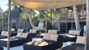 Plage, sable blanc, chaises longues