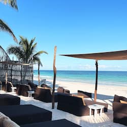 Plage, sable blanc, chaises longues