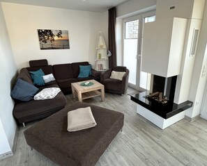 Fernseher, Kamin, Bücher