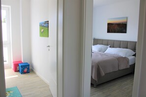 3 slaapkamers, een strijkplank/strijkijzer, reisbedje, internet
