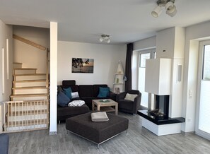 Fernseher, Kamin, Bücher