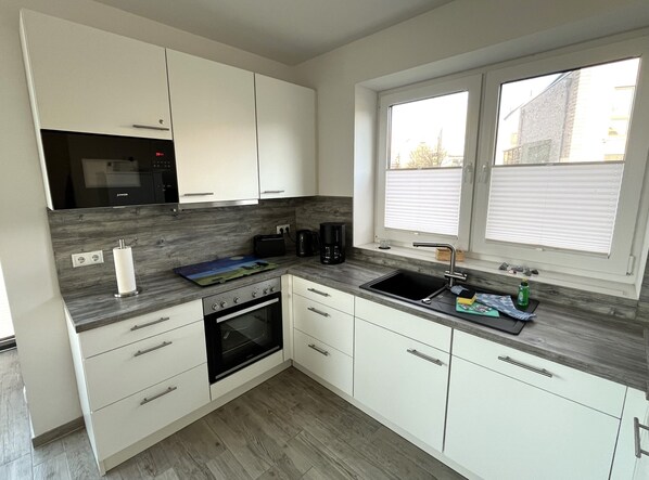 Kühlschrank, Mikrowelle, Ofen, Herdplatte