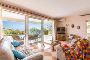 Comfort Villa | Living area | Flat-screen TV