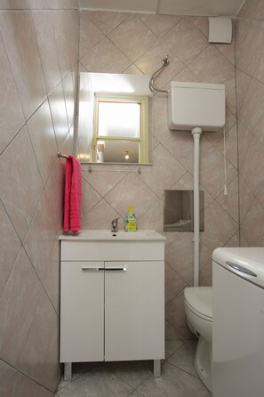 Duschwanne, Haartrockner, Handtücher, Seife