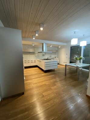 ثلاجة، ميكروويف، فرن، موقد طهي مسطح