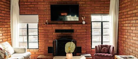 TV connectée, cheminée, médiathèque, vidéothèque