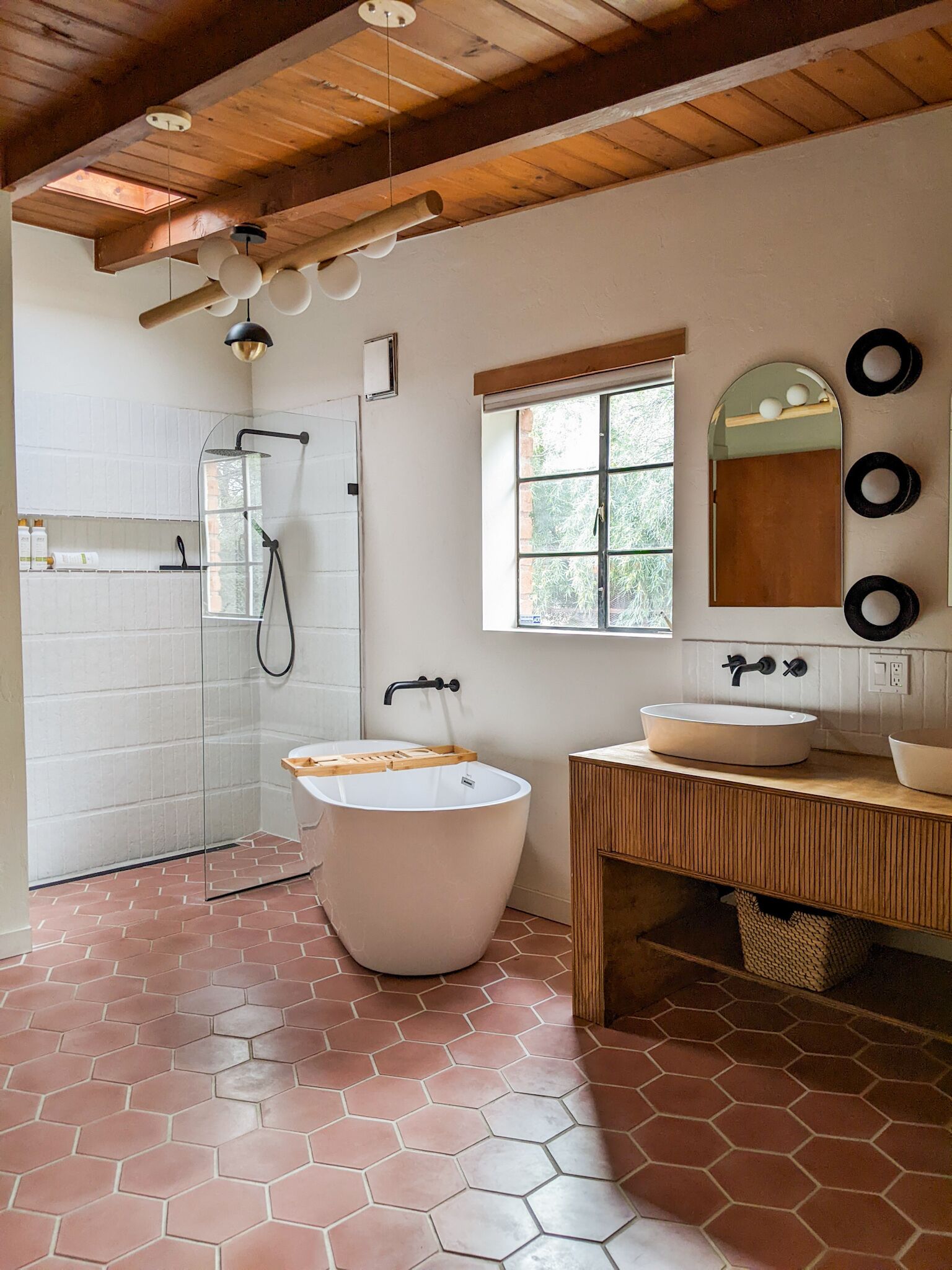 Baignoire, séchoir à cheveux, serviettes fournies, savon