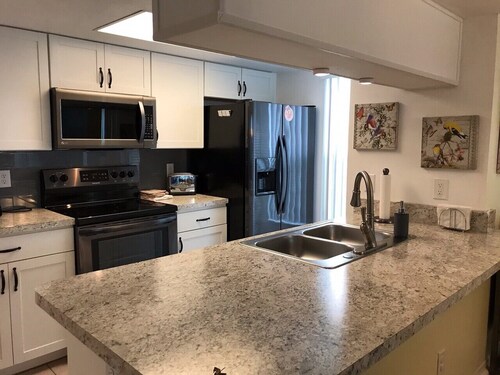Recently Remodeled, Very Comfy Condo Near Disney, Universal and Sea World.