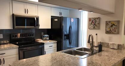 Recently Remodeled, Very Comfy Condo Near Disney, Universal and Sea World.