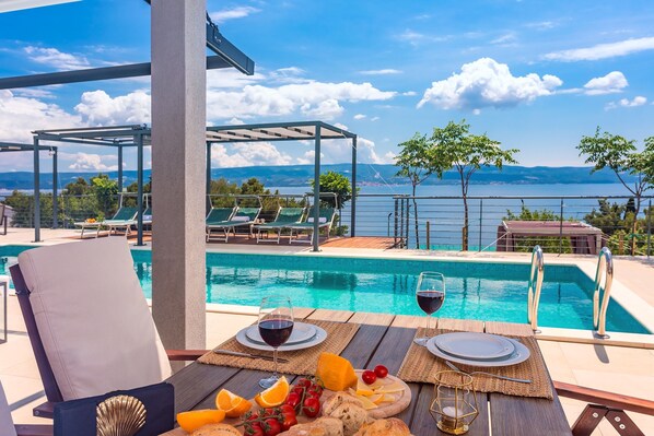 من حمّامات السباحة المغطاة، حمّام سباحة خارجي