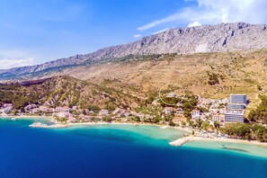 Sur la plage, chaise longue, serviettes de plage