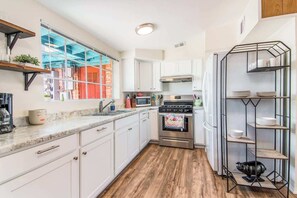 冷蔵庫、電子レンジ、オーブン、コンロ