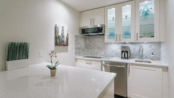 Fridge, microwave, stovetop, dishwasher