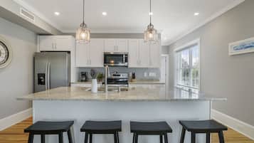 冰箱、微波炉、烤箱、炉灶