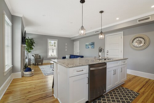 Anastasia Grand #6 - Walk to Downtown