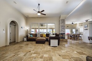 Téléviseur, foyer, chaîne audio