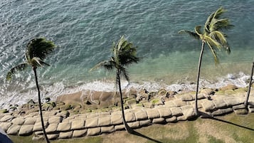 På stranden, solstolar och strandhanddukar